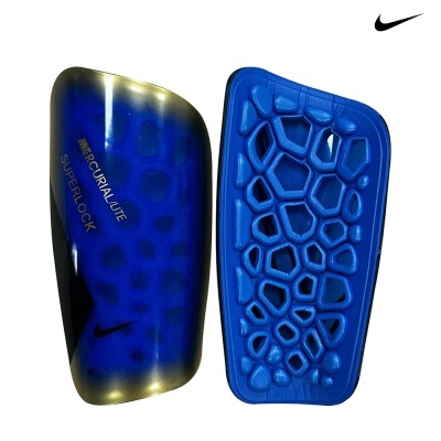 Caneleiras Nike Mercurial Lite Superlock azul e preto com superfície rígida e almofadas de espuma