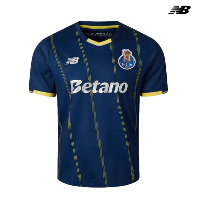 Camisola de futebol azul escura com riscas amarelas finas verticais e logos NB, FCP e Betano