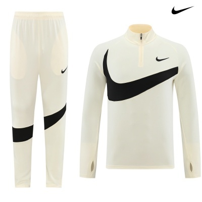 Conjunto desportivo Nike creme com detalhes em preto e logótipo Nike