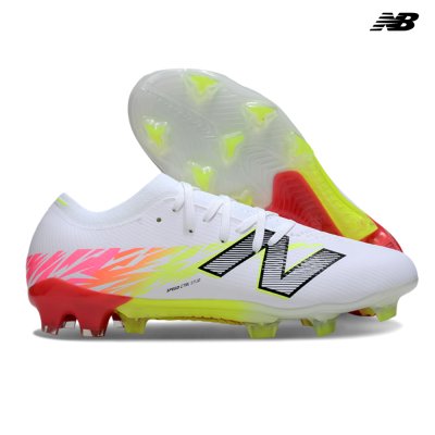 Chuteiras brancas New Balance com detalhes rosa, amarelo-limão e sola translúcida com cravos coloridos.