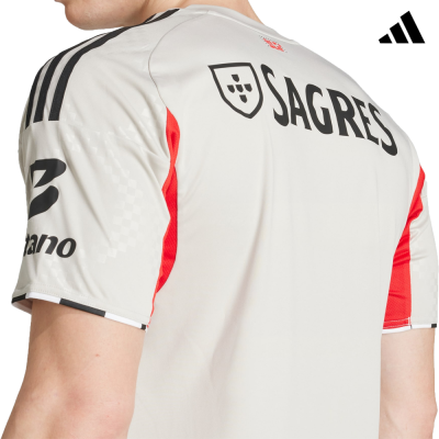 Camisola desportiva branca com detalhes vermelhos e logos pretos