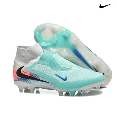 Chuteiras Nike de futebol azuis e brancas com sola translúcida e cravos