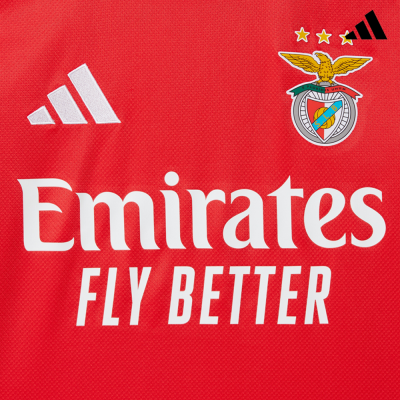 Camisola desportiva vermelha com logotipos Adidas e S.L.B. e texto Emirates FLY BETTER