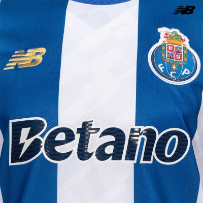 Camisola FC Porto azul e branca com emblema e patrocínio Betano