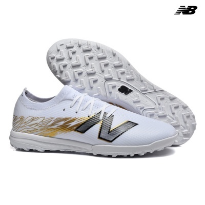 Sapatilhas desportivas brancas com padrão dourado e preto e sola branquinha texturada