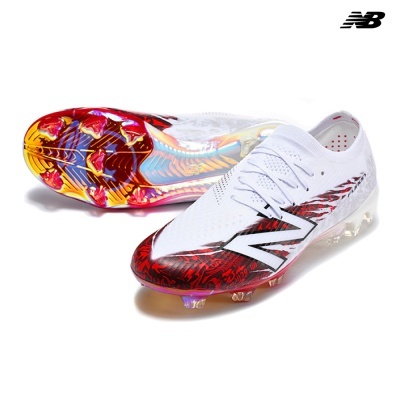 Chuteiras de futebol New Balance brancas com detalhes vermelhos e sola colorida