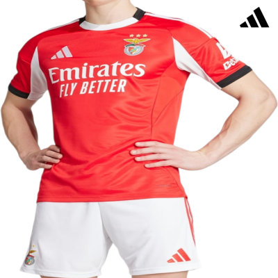 Equipamento desportivo vermelho e branco com emblema do clube Benfica e logótipos da Emirates e Adidas.