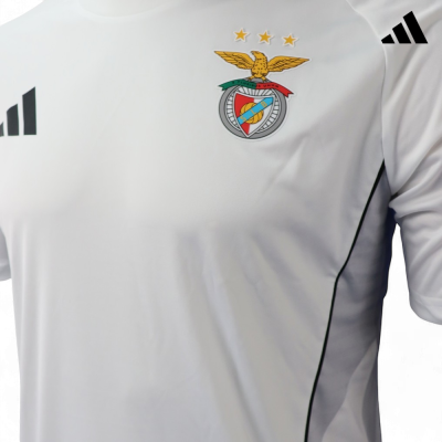 Camisola branca SL Benfica com logótipos Adidas e estrelas douradas