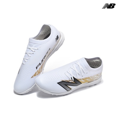 Chuteiras brancas com logo preto e dourado, fundo branco