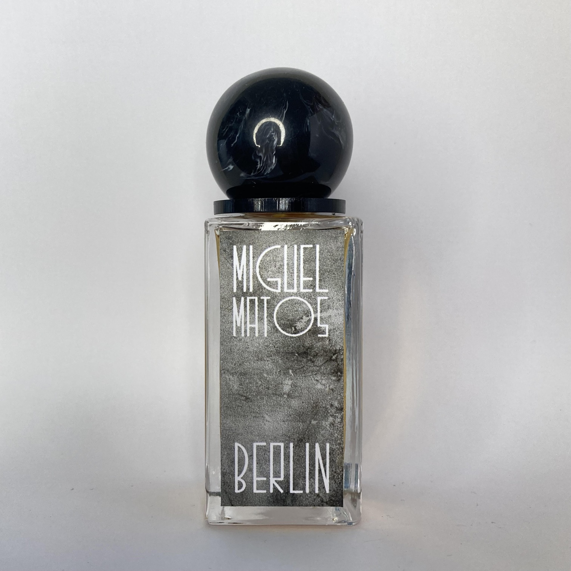 Frasco de perfume MICUEL MATOS BERLIN com tampa preta esférica