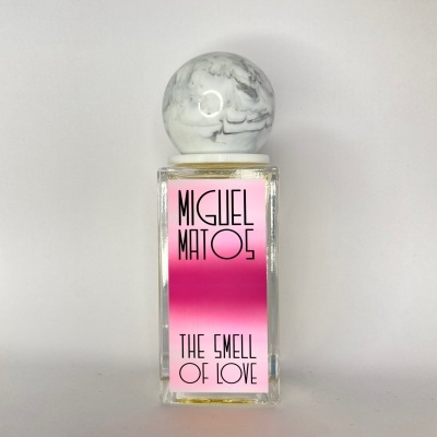 Frasco de perfume retangular com tampa esférica mármore e etiqueta rosa e fúcsia