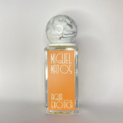 Frasco de perfume quadrado com tampa redonda marmoreada e rótulo laranja