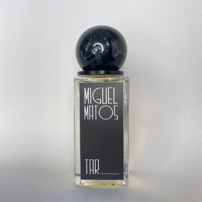 Frasco de perfume Miguel Matoes TAR com tampa preta e etiqueta preta