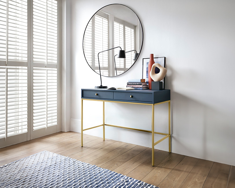 Mesa de apoio azul com estrutura dourada metálica e decoração minimalista