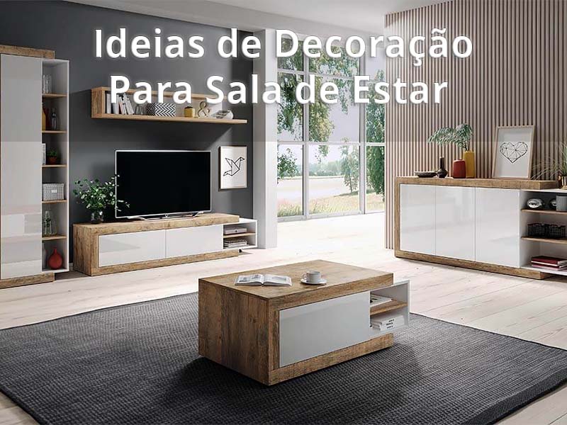 Sala de estar com móveis em madeira clara e branco e tapete cinza escuro