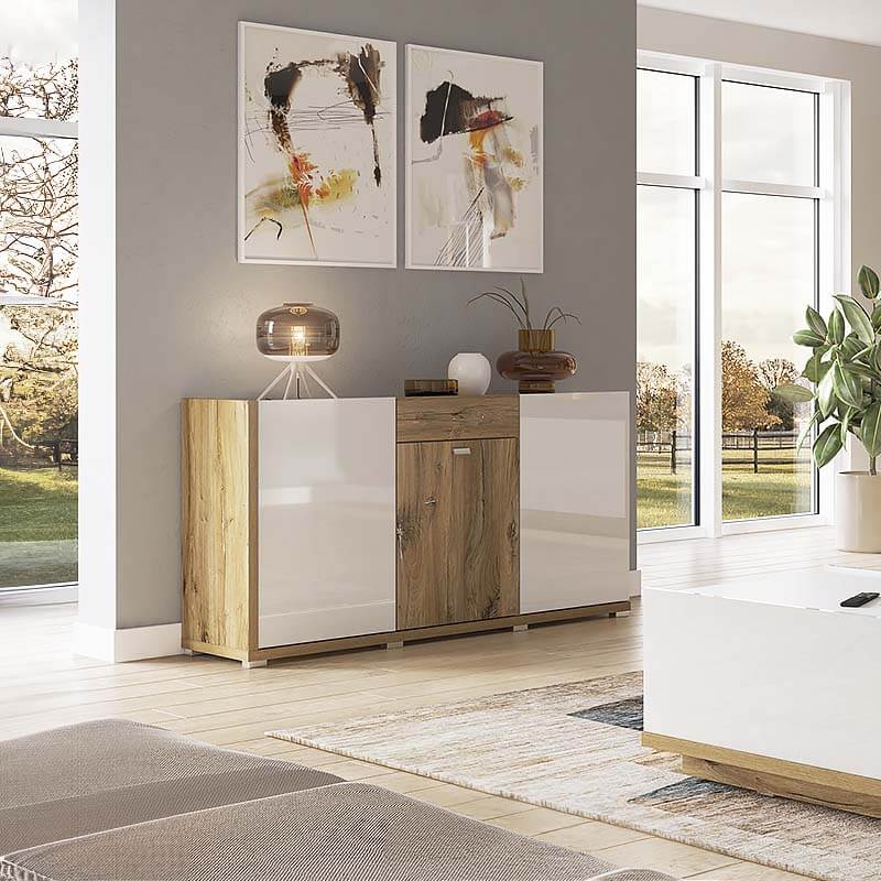 Aparador Moderno em Branco e Carvalho | Lars Aparador moderno em madeira clara e branco com decoração e quadros abstratos na parede cinzenta
