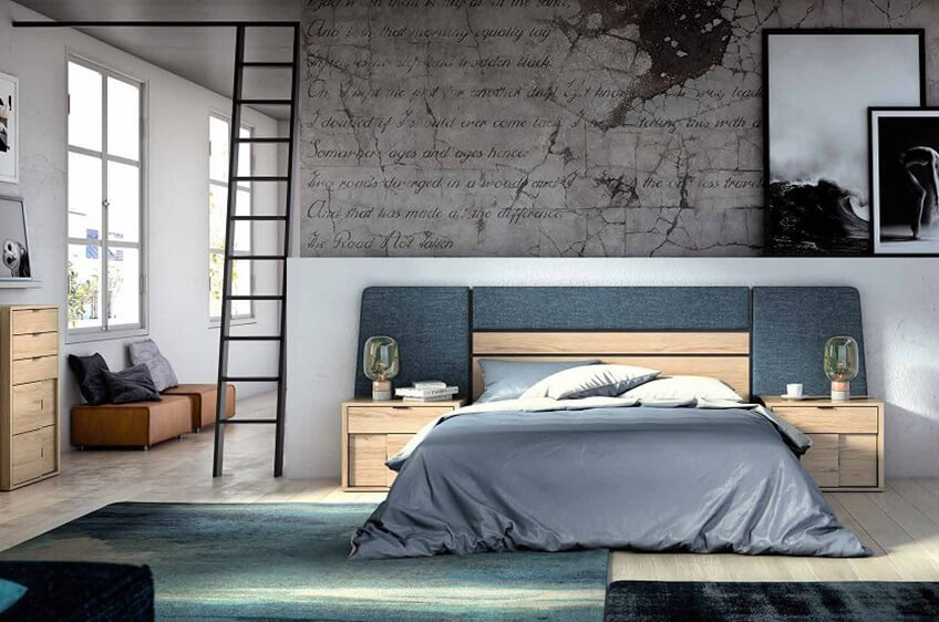 Quarto moderno com cama em madeira clara e estofado azul-escuro, paredes cinzentas com caligrafia e janela grande