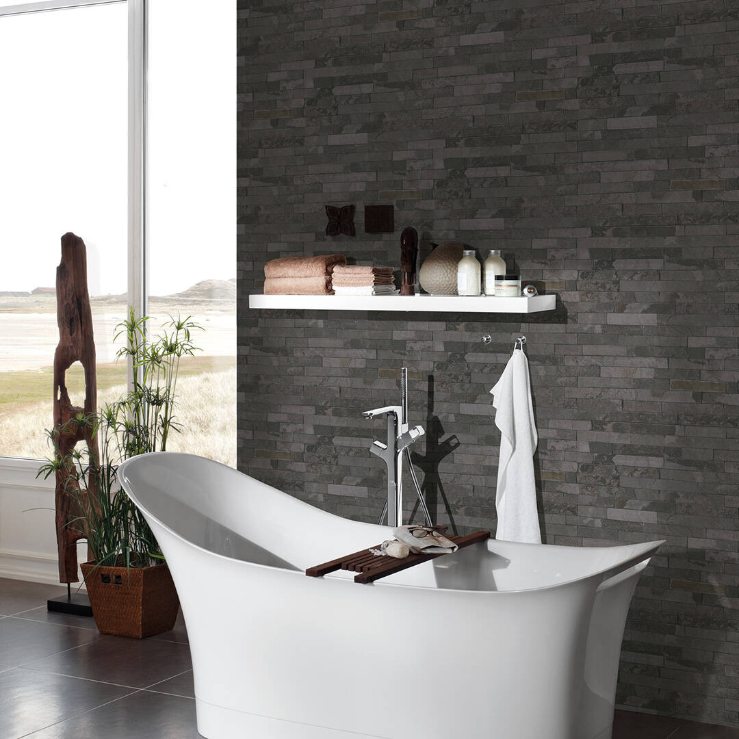 Papel de Parede Pedra, Casa de Campo, Preto, Cinzento 35582-5 Banheira branca independente em casa de banho com parede cinzenta e prateleira com produtos