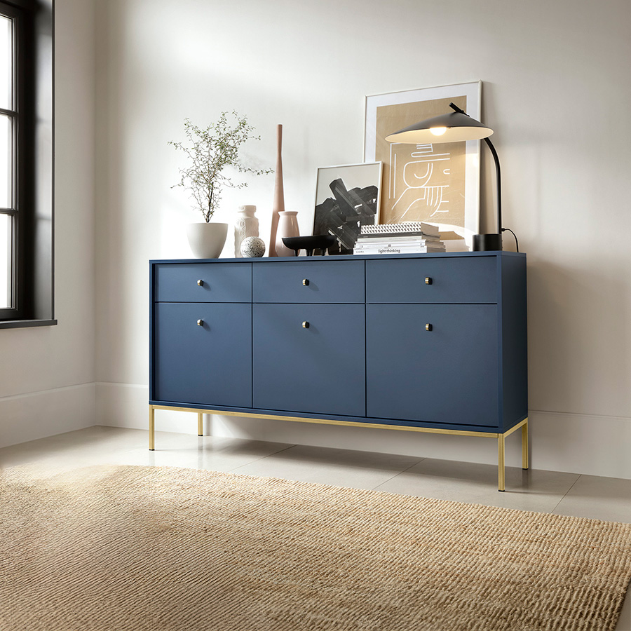 Aparador Largo Azul Navi com Pernas em Dourado Mono Aparador azul escuro com decoração sobre uma estrutura dourada