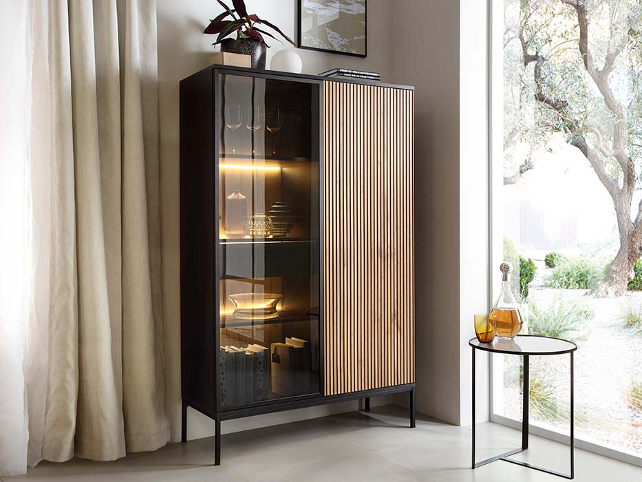 Aparador Alto em Carvalho com Ripas e Porta de Vidro