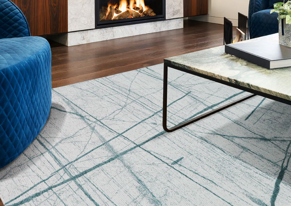 Tapete bege com riscas azuis em sala com poltronas azuis e lareira