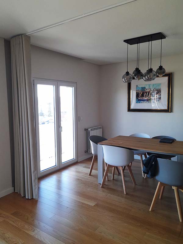 Projeto de confeção de cortinado com calha curva tecido blackout bege cortinado divisoria de sala