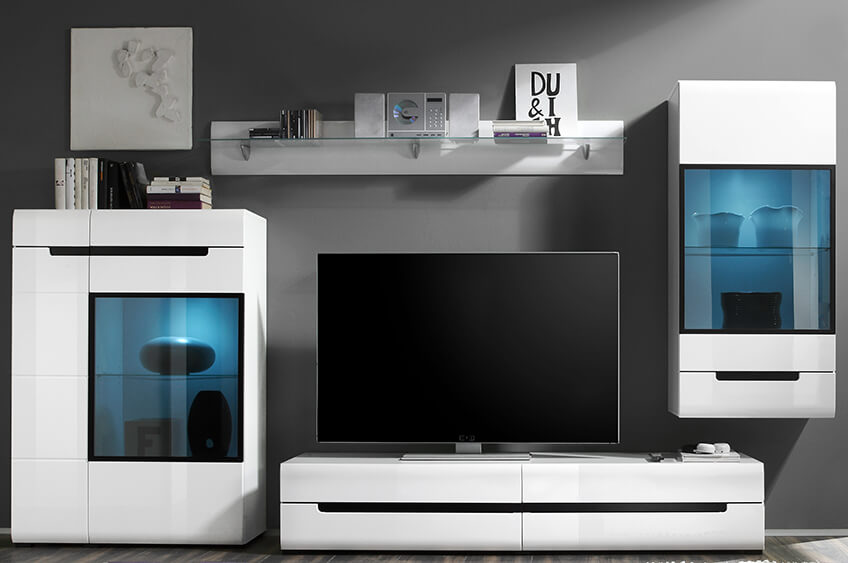 Conjunto de móveis brancos para sala com portas de vidro azul e TV