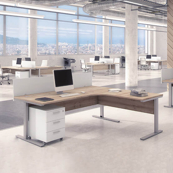 Secretária Cinzenta e Nogal Log In Secretária de escritório em L com tampo de madeira e gavetas brancas num escritório moderno