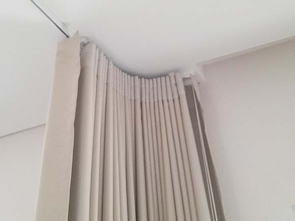Projeto de confeção de cortinado sala com calha curva tecido blackout bege