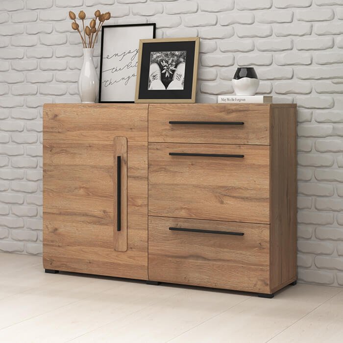 Aparador Pequeno Moderno Nórdico Madeira Carvalho Tulsa Móvel de madeira clara com porta e gavetas, decorado colocado contra parede de tijolos brancos