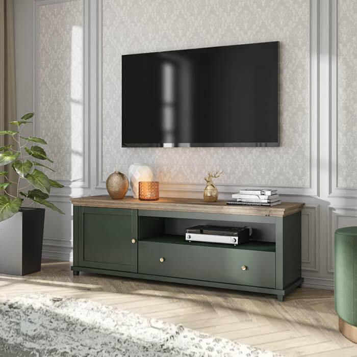 Móvel TV Clássico em Verde e Carvalho Evora Móvel de televisão verde com tampo de madeira numa sala decorada com molduras brancas e televisão montada na parede