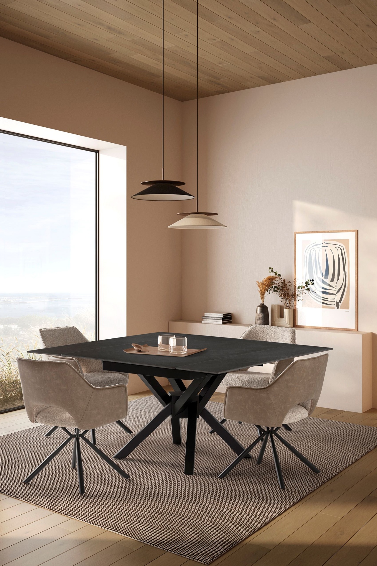 Mesa Quadrada Extensível | Arlene Sala de jantar com mesa preta, cadeiras estofadas bege, luminárias pendentes e decoração na parede.