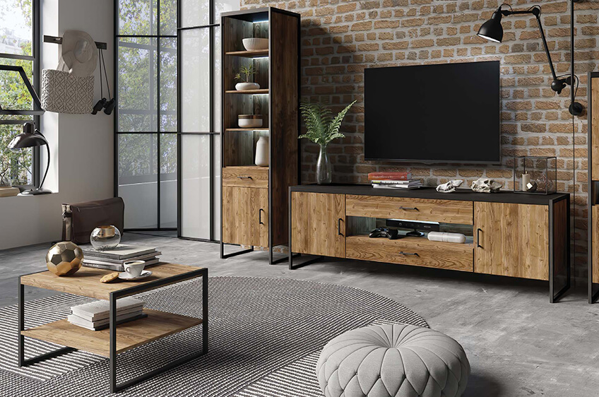 Móveis modernos em madeira clara e metal preto numa sala de estar com parede de tijolos