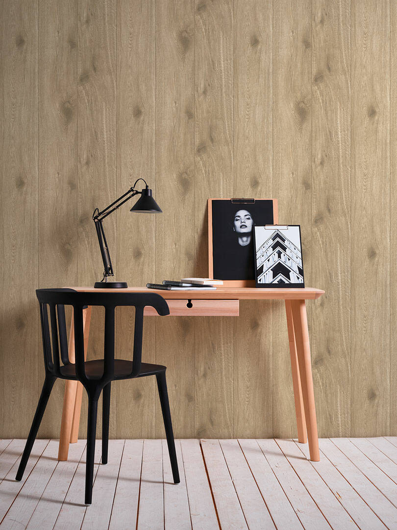 Papel de Parede Madeira, Casa de Campo, Bege, Castanho 30043-4 Mesa de escritório em madeira clara com cadeira e candeeiro preto na frente de parede de madeira.