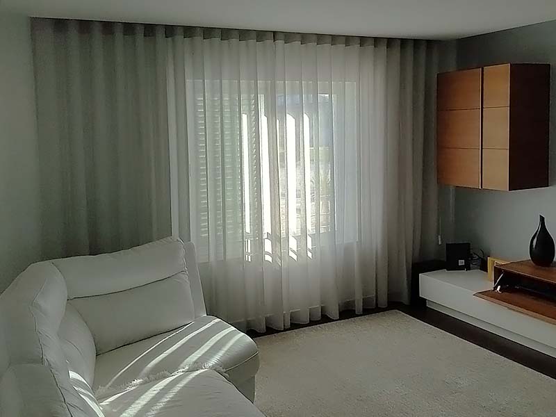 Confe&ccedil;&atilde;o e instala&ccedil;&atilde;o de Cortinado Onda Duplo para Sala - Tecido Branco Marrocos - Blackout Franzido