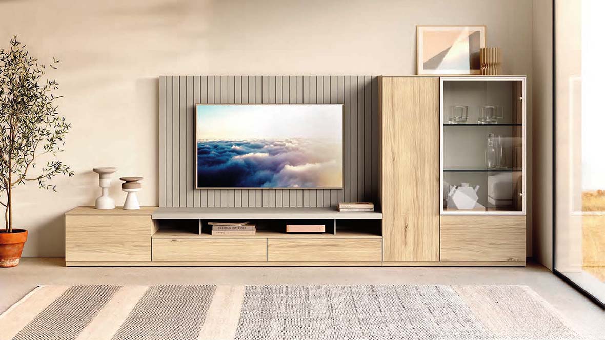 Móvel de sala moderno em madeira clara com TV e armário com portas de vidro