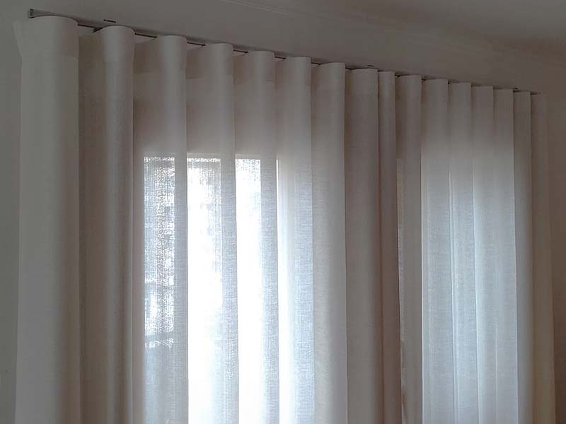 Cortinado Onda para Sala - Tecido Bege Malta - Calha Turim Champanhe