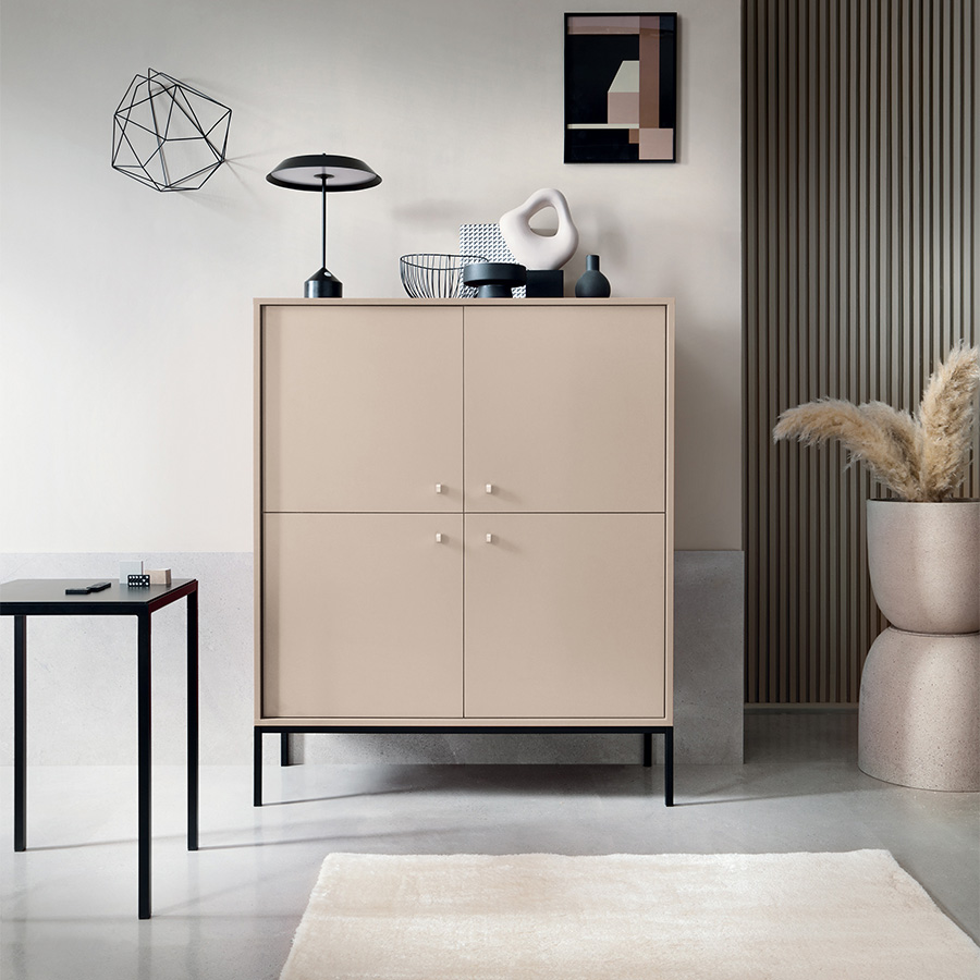 Aparador Alto Bege com Pernas em Preto Mono Móvel de arrumação bege com quatro portas numa sala moderna e mesa lateral preta