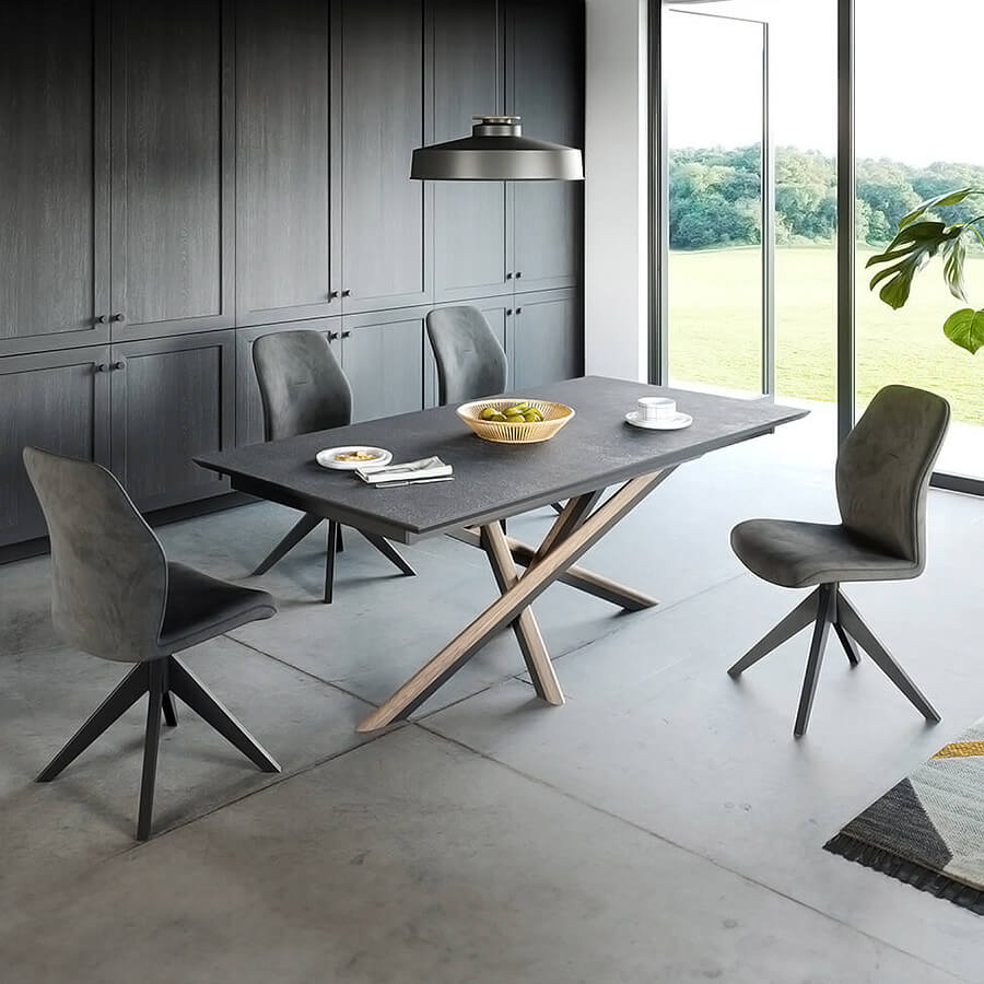 Mesa de Jantar Cácio Table Concept - T06 Conjunto de mesa de jantar cinza escuro com pernas de madeira e três cadeiras estofadas cinza numa sala moderna