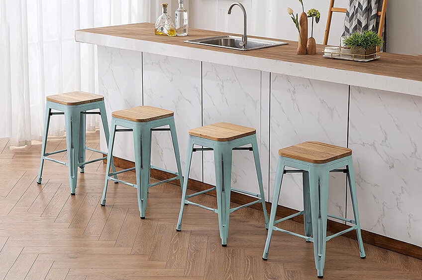 Quatro bancos altos metálicos azuis com assentos de madeira em cozinha moderna