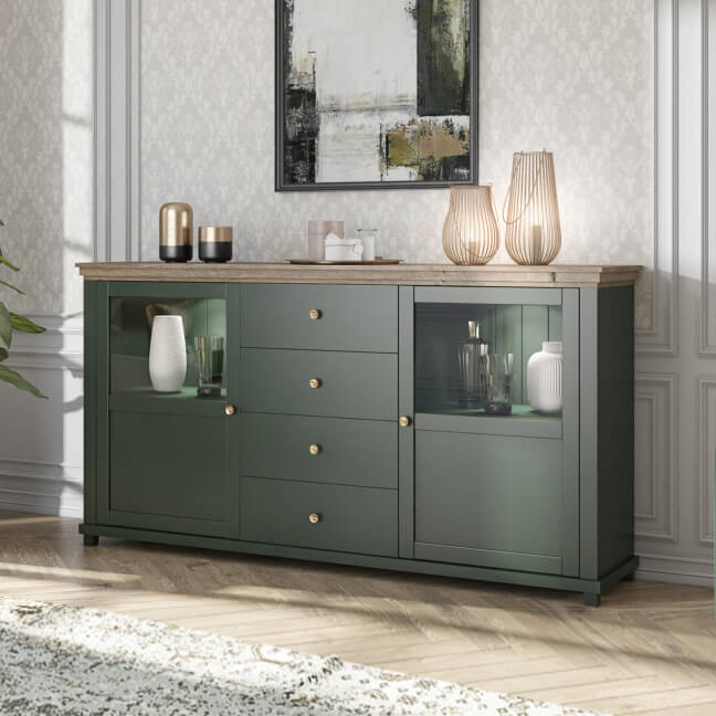 Aparador Vitrine Clássico em Verde e Carvalho Evora Buffet verde com tampo de madeira clara, decoração minimalista, vasos e candeeiros, com parede decorada ao fundo