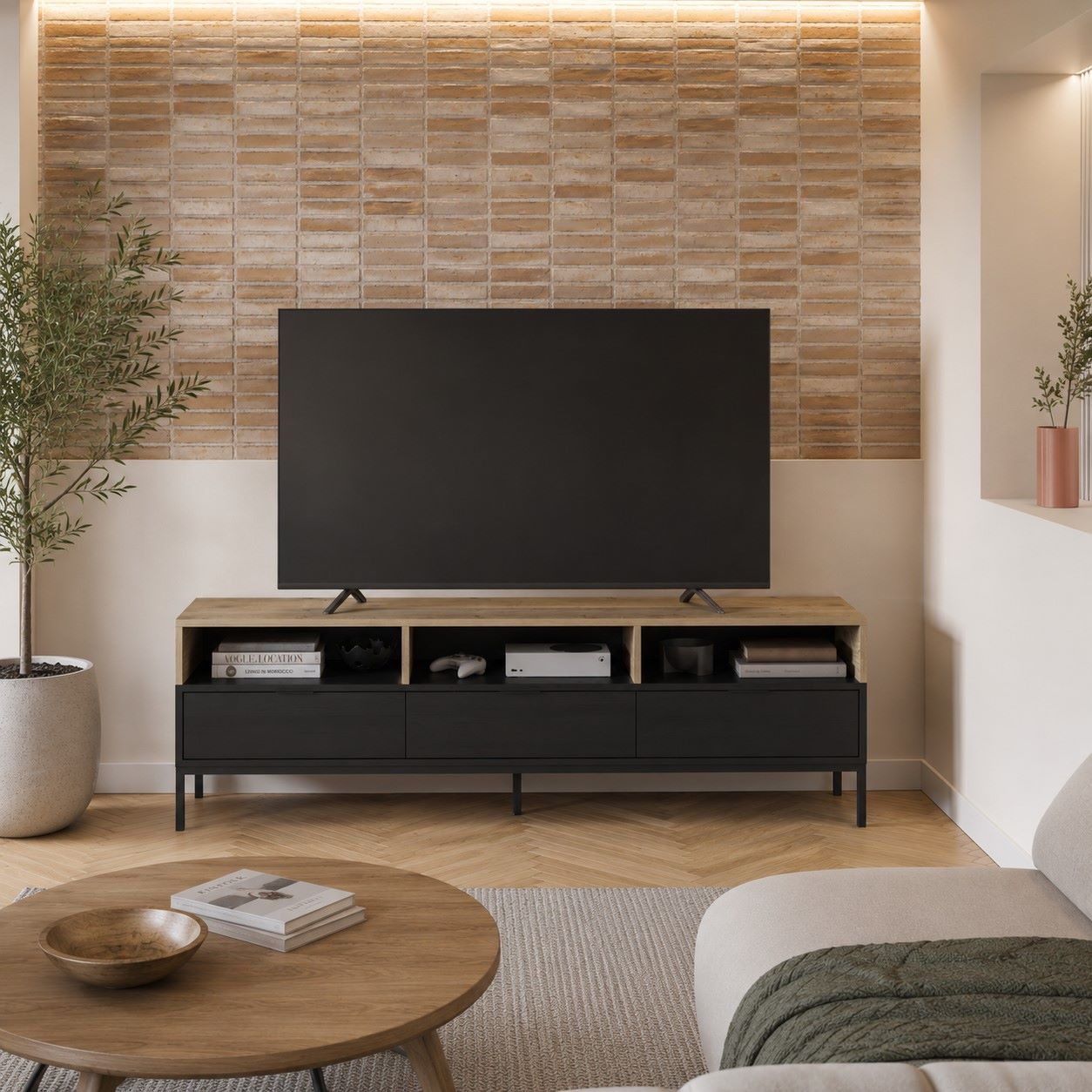 Móvel Tv com 3 Gavetas | Marion Móvel TV preto com tampo madeira clara em sala de estar moderna com televisão e decoração