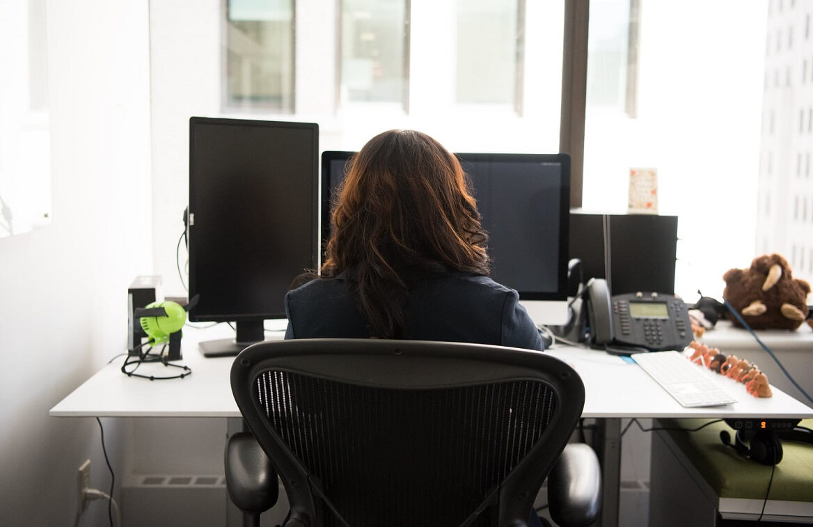 Escrit&oacute;rio em casa com luz natural