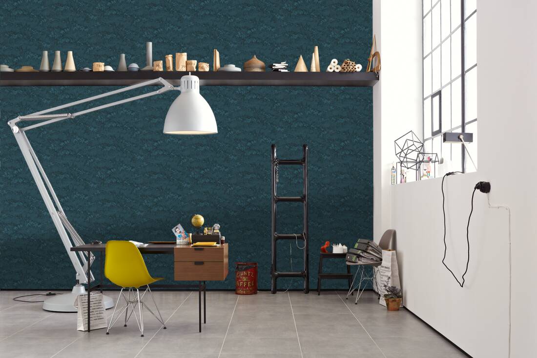 Papel de Parede Azul-Petróleo, Preto Absolutely Chic | 36972-6 Escritório moderno com mesa de madeira, cadeira amarela, candeeiro branco, parede azul texturada e janela grande.