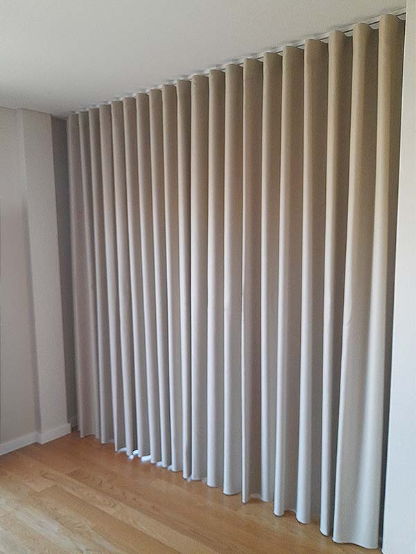 Projeto de confeção de cortinado com calha curva tecido blackout bege cortinado divisoria de sala