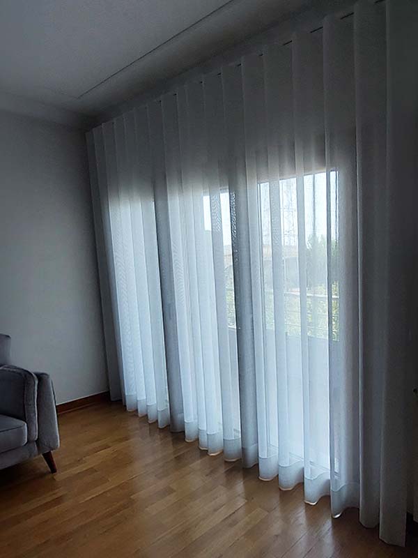 Detalhe cortinado onda perfeita sob medida em branco semi transparente