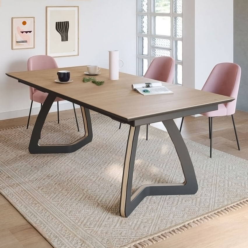 Mesa de Jantar Cácio Table Concept - T03 Mesa de jantar com tampo de madeira e cadeiras rosa em interior