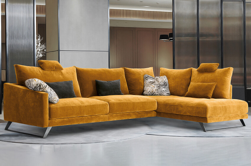 Sofá em tecido amarelo-alaranjado com almofadas pretas e padrões em animal print