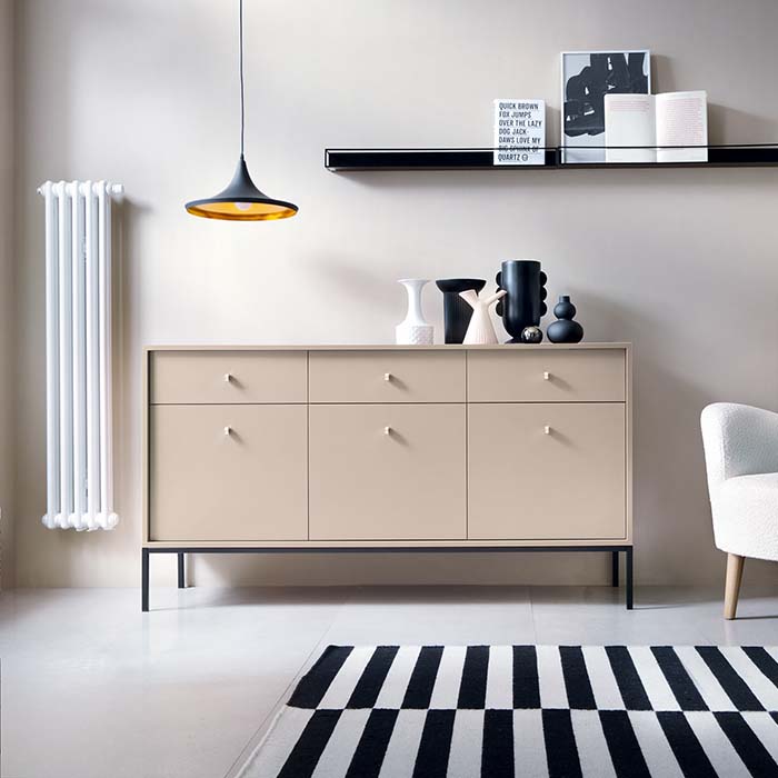 Aparador Largo Bege com Pernas em Preto Mono Cómoda bege moderna com decoração minimalista e tapete listrado preto e branco