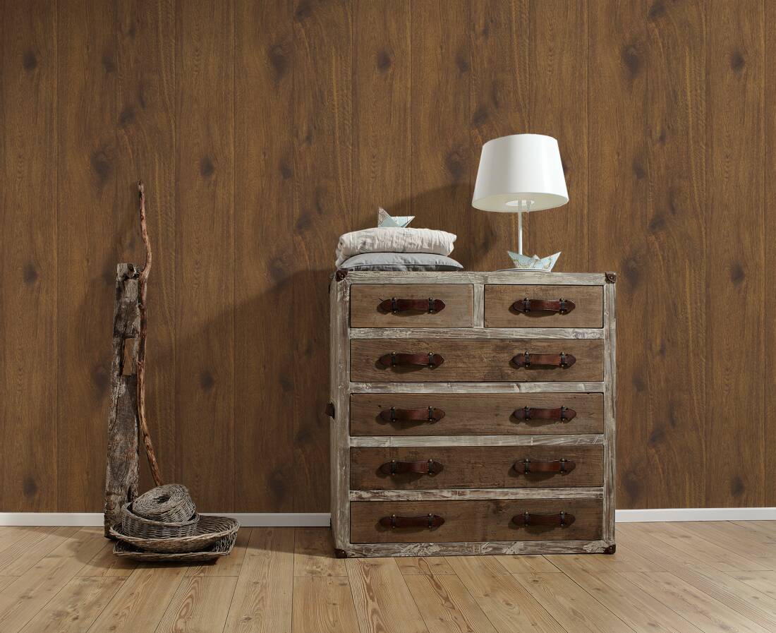 Papel de Parede Madeira, Casa de Campo, Castanho 30043-1 Cómoda rústica em madeira com gavetas e decoração numa sala de madeira